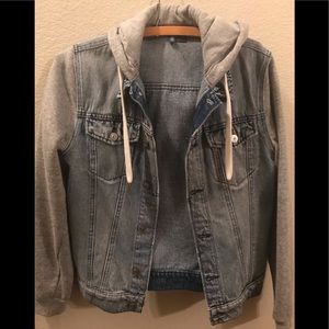 FINAL SALE♥️. H&M hooded jean jacket